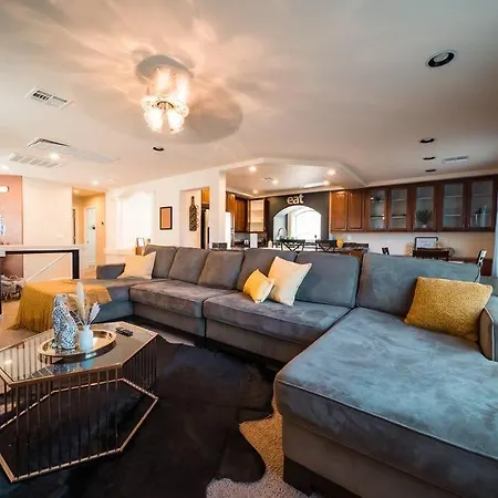Stunning 4 Bedroom House With Hot Tub By Lv Strip